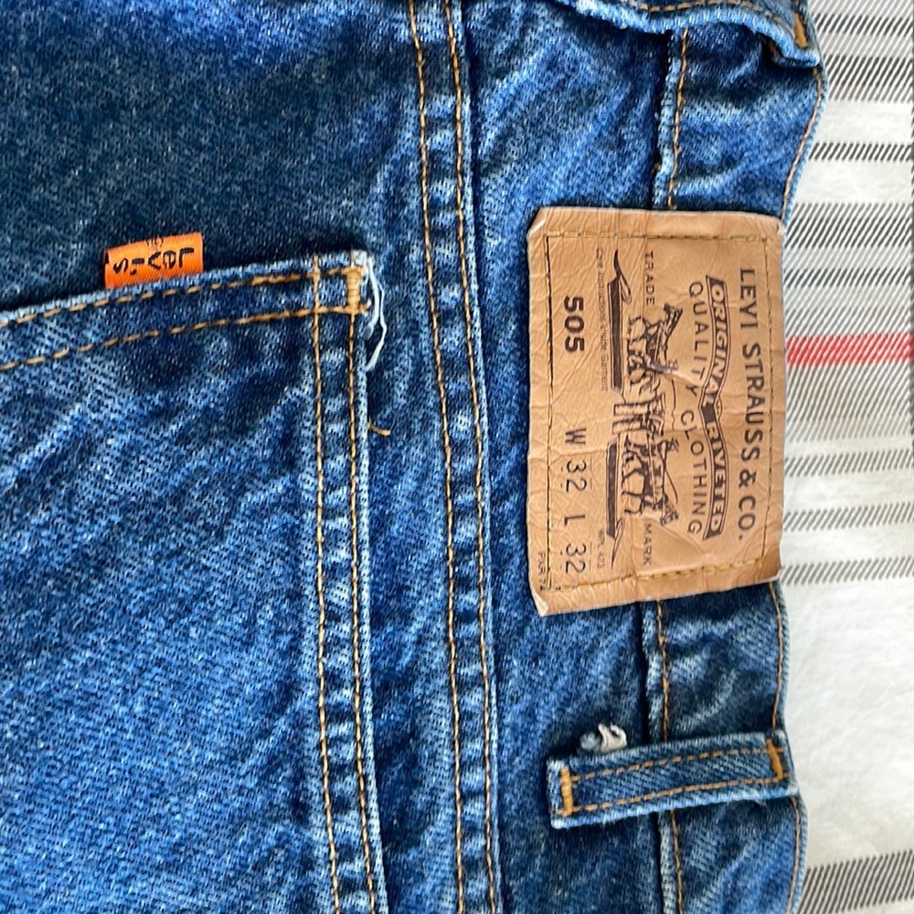Levi 505 in like new condition. 32/32 on tag but more like 30” waistline.
